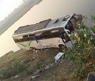 One killed, 25 injured in bus accident in Gondia | गोंदियामध्ये बस अपघातात एकाचा मृत्यू, 25 जखमी