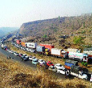 Mumbai-Nashik Highway halted for 5 hours | मुंबई-नाशिक महामार्ग ५ तास ठप्प