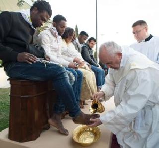 Pope Francisi washed the feet of migratory Muslims | पोप फ्रान्सिसनी धुतले मुस्लीम स्थलांतरीतांचे पाय