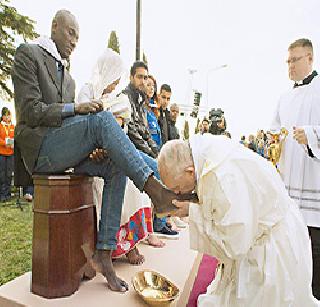 The feet of three Muslims washed by the Pope | पोप यांनी धुतले तीन मुस्लिमांचे पाय