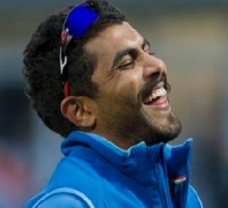 Jadeja's reply to Flintoff, who asked Amitabh, 'In relationship you are your father.' | 'रिश्ते मे वो तुम्हारे भी बाप लगते है'...अमिताभ यांना कोण म्हणून विचारणा-या फ्लिंटॉफला जाडेजाचं उत्तर