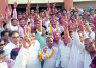 Congress flag on sacking mill | बोरी सूत गिरणीवर काँग्रेसचा झेंडा Congress flag on sacking mill | बोरी सूत गिरणीवर काँग्रेसचा झेंडा