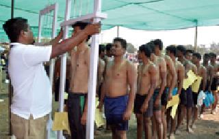 Start of police recruitment firefight | पोलीस भरतीच्या अग्निपरीक्षेला प्रारंभ
