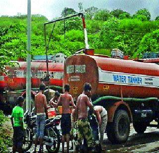 Water theft with tanker from the percolation tank | पाझर तलावातून टँकरने पाणी चोरी