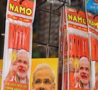 New dispute as students 'Namo pen' in Gujarat during board exams | गुजरातमध्ये बोर्ड परीक्षेदरम्यान विद्यार्थ्यांना 'नमो पेन' वाटल्याने नवा वाद