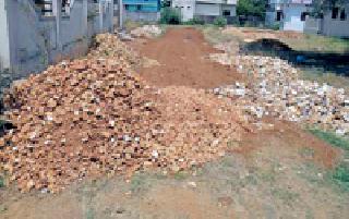 The use of crooked stones in the construction of the road | खडीकरण रस्ता बांधकामात निकृष्ट दगडांचा वापर