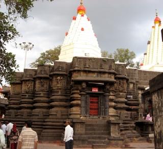 Kolhapur: The priests of Mahalaxmi temple are preventing women entering the temple | कोल्हापूर: महालक्ष्मी मंदिराच्या गाभा-यात प्रवेश करणा-या महिलांना पुजा-यांनी रोखले