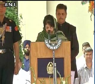 Mehbooba Mufti sworn in as Jammu and Kashmir's Chief Minister | मेहबूबा मुफ्तींनी घेतली जम्मू-काश्मीरच्या मुख्यमंत्रीपदाची शपथ