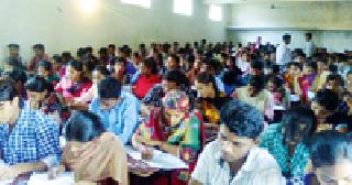 Students' confusion due to delay in paper | पेपरला उशीर झाल्याने विद्यार्थ्यांचा गोंधळ Students' confusion due to delay in paper | पेपरला उशीर झाल्याने विद्यार्थ्यांचा गोंधळ