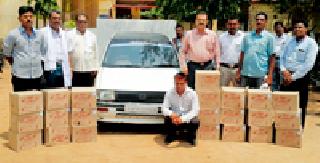 Police seized liquor worth Rs one lakh | पोलिसांनी केली एक लाख रूपयांची दारू जप्त Police seized liquor worth Rs one lakh | पोलिसांनी केली एक लाख रूपयांची दारू जप्त