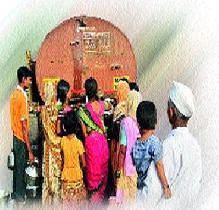 The situation of the residents of the tanker | टँकर बंदने ग्रामस्थांचे हाल The situation of the residents of the tanker | टँकर बंदने ग्रामस्थांचे हाल