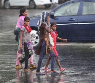 Rain again in Mumbai suburbs | मुंबई उपनगरांत पुन्हा अवकाळी पाऊस