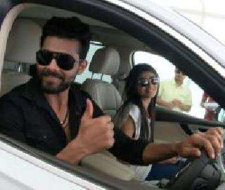 Prior to the marriage, Jadeja's gift of 97 crores Audi Q7 to her mother-in-law | विवाहापूर्वीच जाडेजाला सासरच्यांकडून ९७ लाखाची ऑडी क्यू ७ ची भेट