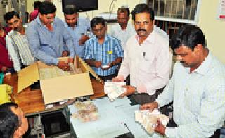 Crores of rupees were seized | पावणेदोन कोटी जप्त Crores of rupees were seized | पावणेदोन कोटी जप्त