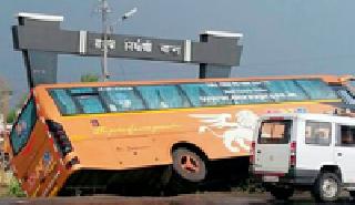 DNR private bus collides with bridge | डीएनआर खासगी बसची पुलाला धडक DNR private bus collides with bridge | डीएनआर खासगी बसची पुलाला धडक