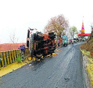 Rajur Ghat reverse tanker! | राजूर घाटात टँकर उलटला!