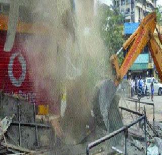 Hammer at encroached in Panvel | पनवेलमध्ये अतिक्रमणावर हातोडा