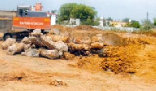 The building of the Irrigation Department was destroyed | पाटबंधारे विभागाची इमारत पाडली