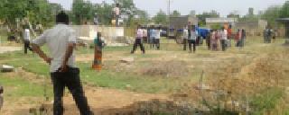 Bulldozer running on slums in Ballarpur | बल्लारपुरात झोपड्यांवर चालला बुलडोजर Bulldozer running on slums in Ballarpur | बल्लारपुरात झोपड्यांवर चालला बुलडोजर
