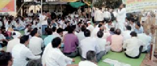 Ledge in front of the OBC District Collector's office | ओबीसींचे जिल्हाधिकारी कार्यालयासमोर धरणे