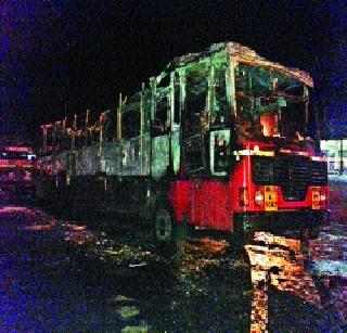 ST bus in midnight at the castle | वाड्यात मध्यरात्री एसटी बस खाक