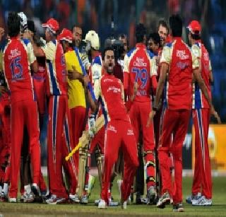 Royal Challengers favorites to book IPL title | आयपीएलच्या विजेतेपदासाठी बुकीजची रॉयल चॅलेंजर्सला पसंती