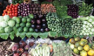 The prices of vegetables have risen | भाज्यांचे भाव कडाडले The prices of vegetables have risen | भाज्यांचे भाव कडाडले