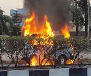 Shocking Suicide by burning in self-love car in Pune | धक्कादायक ! पुण्यात एकतर्फी प्रेमातून स्वत:ला गाडीत पेटवून आत्महत्या