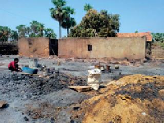 Two homes in Amdelei village were burnt to death | अमडेली गावातील दोन घरे जळून खाक Two homes in Amdelei village were burnt to death | अमडेली गावातील दोन घरे जळून खाक