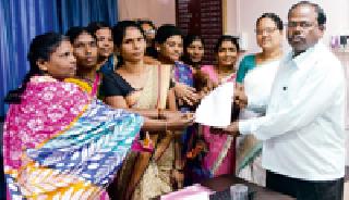 Agarbatti project coordinates women's labor woes | अगरबत्ती प्रकल्पात समन्वयकाकडून महिलांना मजुरीत फटका Agarbatti project coordinates women's labor woes | अगरबत्ती प्रकल्पात समन्वयकाकडून महिलांना मजुरीत फटका