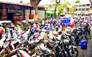 Traffic Damage: | वाहतुकीची कोंडी :