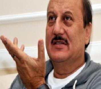 Anupam Kher prevented NIT from going to Srinagar | अनुपम खेर यांना एनआयटी श्रीनगरला जाण्यापासून रोखलं