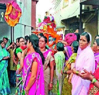 Abhishek, Mahapooja at the hands of women | महिलांच्या हस्ते अभिषेक, महापूजा