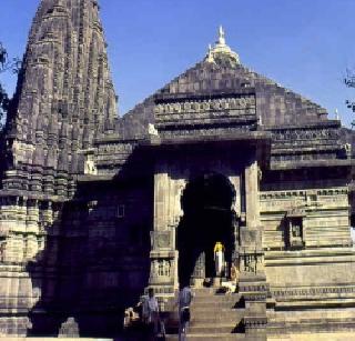 The sanctum sanctorum of Trimbakeshwar Temple will open again | त्र्यंबकेश्वर मंदिराचे गर्भगृह पुरुषांना पुन्हा खुले