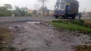 Millions of liters of water wastage due to water cut | जलवाहिनी फुटल्याने लाखो लिटर पाण्याचा अपव्यय Millions of liters of water wastage due to water cut | जलवाहिनी फुटल्याने लाखो लिटर पाण्याचा अपव्यय