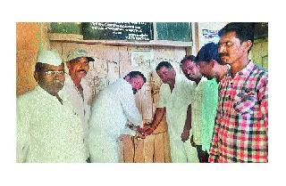 After the farmers stopped the block, the electricity supply started | शेतकऱ्यांनी टाळे ठोकल्यानंतर वीजपुरवठा सुरू After the farmers stopped the block, the electricity supply started | शेतकऱ्यांनी टाळे ठोकल्यानंतर वीजपुरवठा सुरू