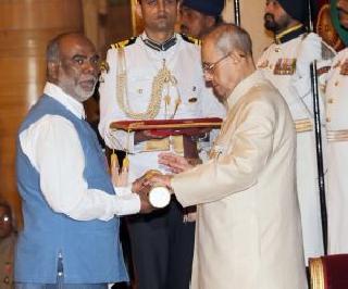 Distribution of Padma awards at the hands of President | राष्ट्रपतींच्या हस्ते पद्म पुरस्कारांचं वितरण