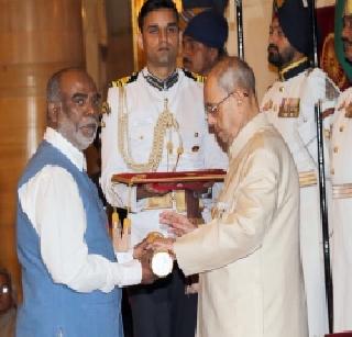 Lokmat's Photo Editor Sudarak Olive accepted the Padma Shri award at the hands of the President | लोकमतचे फोटो एडिटर सुधारक ओलवे यांनी राष्ट्रपतींच्या हस्ते स्वीकारला पद्मश्री पुरस्कार