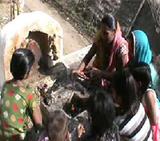 Muslim girl worshiping Durgamate in Navratri festival | मुस्लिम मुलगी नवरात्रोत्सवात करते दुर्गामातेची पूजा