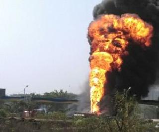 Aardugaon petrol pump near Panvel, the fierce fire | पनवेलजवळील आसुडगाव पेट्रोल पंपाला भीषण आग