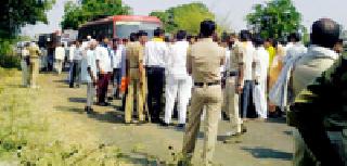 Stop the path against the municipality in Bamhani | नगरपरिषदेच्या विरोधात बाम्हणी येथे रास्ता रोको Stop the path against the municipality in Bamhani | नगरपरिषदेच्या विरोधात बाम्हणी येथे रास्ता रोको