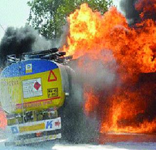 Diesel tanker fierce fire! | डिझेल टँकरला भीषण आग!