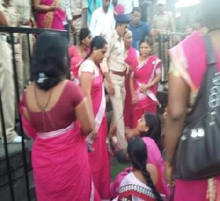 On the second day, the women stopped the Trimbakeshwar temple from the sanctum sanctorum | दुस-या दिवशीही महिलांना त्र्यंबकेश्वर मंदिर गर्भगृहात जाण्यापासून रोखले