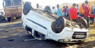Car attacked the Jamadoh and killed the youth | जामडोहजवळ कार उलटून युवक ठार Car attacked the Jamadoh and killed the youth | जामडोहजवळ कार उलटून युवक ठार
