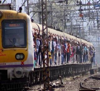 Central Railway drops due to technical difficulties, Karjat-Kasara route jam | तांत्रिक बिघाडामुळे मध्य रेल्वे रखडली, कर्जत-कसारा मार्ग ठप्प