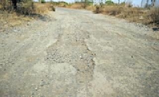 There is a way to search through potholes | खड्ड्यांतून शोधावा लागतो इतवारा मार्ग There is a way to search through potholes | खड्ड्यांतून शोधावा लागतो इतवारा मार्ग