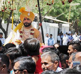 Ravindra Jadeja's wedding firing in the air | रविंद्र जाडेजाच्या लग्नात हवेत गोळीबार