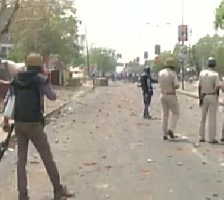 Violent turn of the Patel agitation in Gujarat, curfew in Mehsana | गुजरातमध्ये पटेल आंदोलनाला हिंसक वळण, मेहसाणामध्ये संचारबंदी