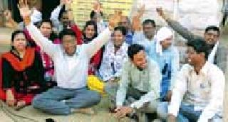 Demonstrations at Talathi, Board officials' office | तलाठी, मंडळ अधिकाऱ्यांचे कार्यालयात निदर्शने Demonstrations at Talathi, Board officials' office | तलाठी, मंडळ अधिकाऱ्यांचे कार्यालयात निदर्शने