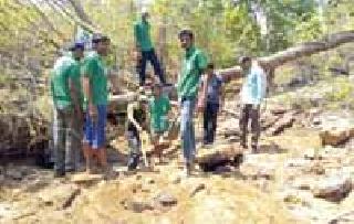 To find dead penguins and survive, 'jump' tricks to survive | मृत पाणवठे शोधून ते जिवंत करण्यासाठी ‘झेप’ची धडपड To find dead penguins and survive, 'jump' tricks to survive | मृत पाणवठे शोधून ते जिवंत करण्यासाठी ‘झेप’ची धडपड